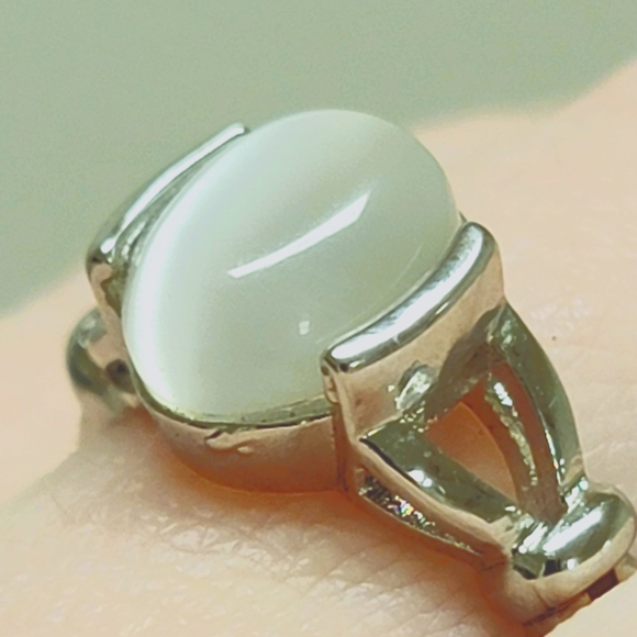 Beautiful Vintage Cats Eye Moonstone Ring set in Sterling Sterling.
